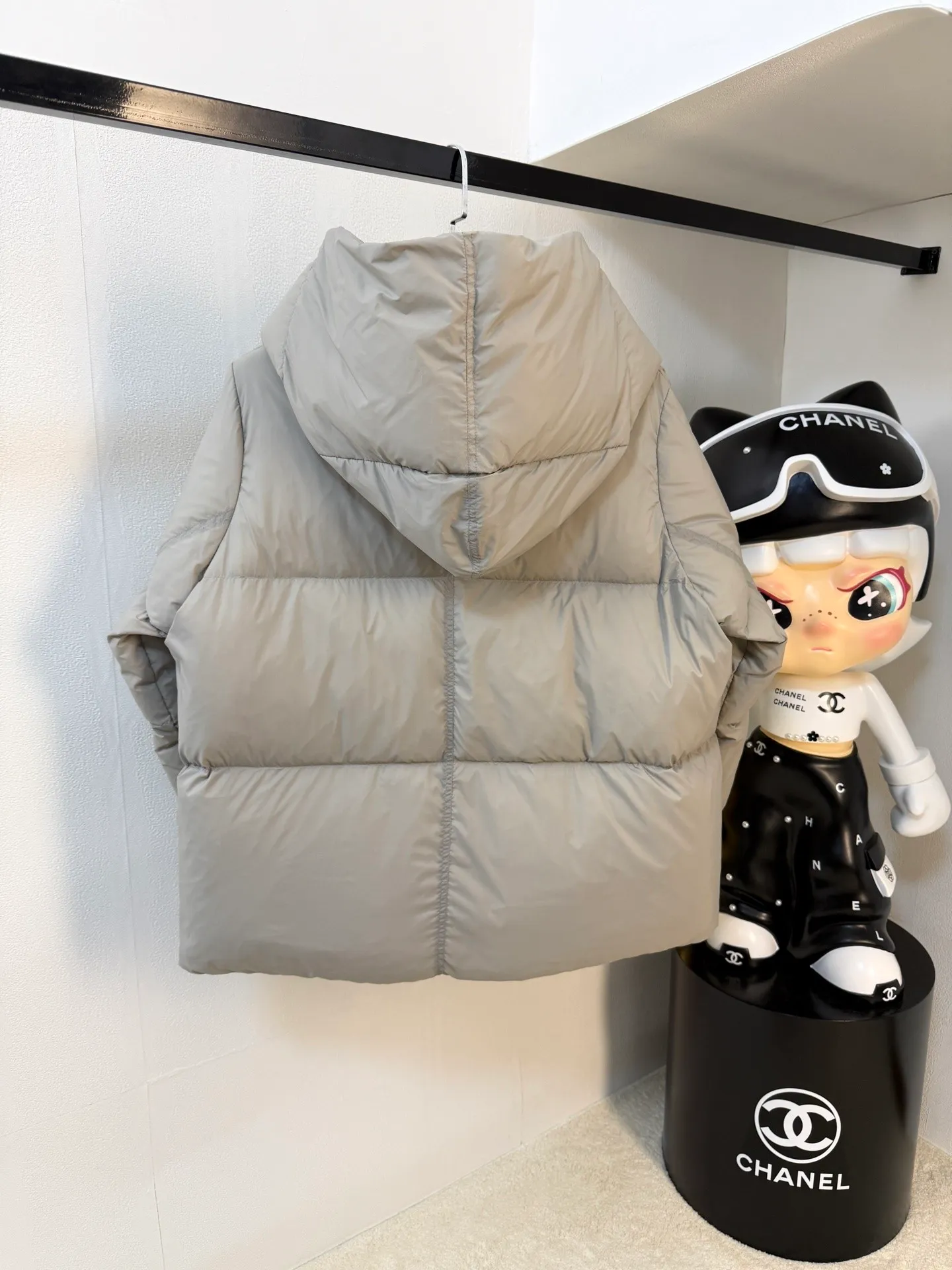 P1100 Top-quality original Canada Goose new model for autumn and winter. It is warm and has no sense of restraint. It is made of national standard 90 white duck down. It is light and elegant, giving you all-round warmth! The appearance of the upper body is more classy and stylish, allowing warmth and grace to go hand in hand. The multiple car lines on the center line are strict and symmetrical, keeping warm and waiting. The logo on the chest embellishes the whole piece! The unique taste goes deep into the bone marrow. It is age-reducing and full of warmth. It has a simple and elegant look and has the same color for men and women. Black Gray Size: XS-S M L